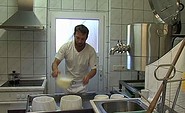 Ziegenhof Pusack - Käse abschöpfen