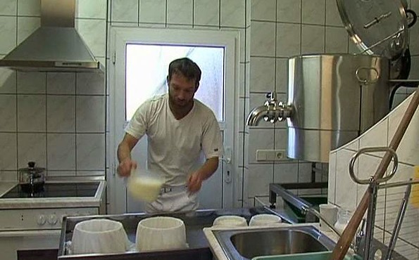 Ziegenhof Pusack - Käse abschöpfen
