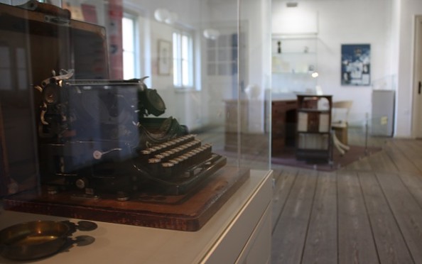 Eine Schreibmaschine im Ausstellungsraum