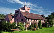 Aussenansicht mit Wiese und blauem Himmel - The Lakeside Burghotel zu Strausberg - Prinzmediaconcept
