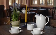 Kaffeegedeck mit Blümchen im Bahnhof Klasdorf, Foto: privat