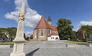 Postsäule und Kirche St. Sebastian in Baruth/Mark, Foto: TMB-Fotoarchiv/Steffen Lehmann