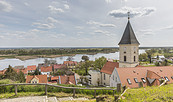 Blick vom Burgberg in Lebus auf die Kirche und die Oder, Foto: TMB-Fotoarchiv/Steffen Lehmann