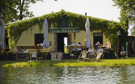 Blick vom See auf die Fischerstube, Foto: Fischerstube Stolzenhagen