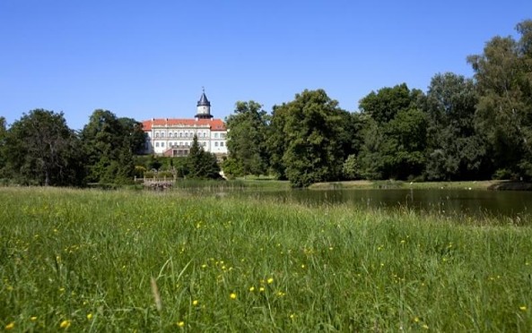 Blick vom Schlosspark über den Schlossteich auf das Schloss Wiesenburg, Foto: TMB-Fotoarchiv/Hahn