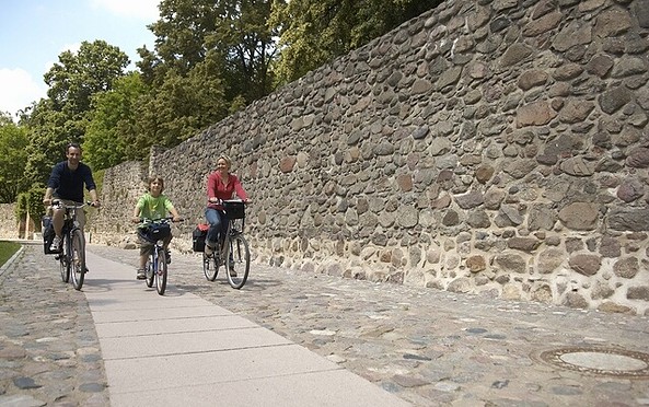 Radler an der Stadtmauer in Bernau, Foto: WITO Barnim (Jürgen Rocholl)
