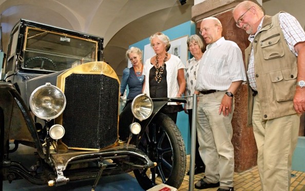 Visitors next to the antique vehicle (photo: Hagen Immel)