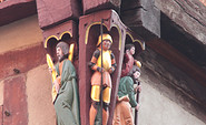 &quot;Knaggen&quot; an einem historischen Gebäude in Perleberg sind kunstvoll gestaltete Stützen von Balkenköpfen. Foto: terra press Berlin