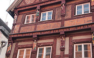 Das Haus Nr. 4 am Großen Markt, verziert mit 13 &quot;Knagge&quot;-Figuren, Foto: terra press Berlin