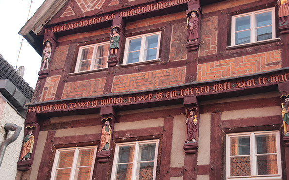Das Haus Nr. 4 am Großen Markt, verziert mit 13 &quot;Knagge&quot;-Figuren, Foto: terra press Berlin