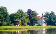Der Schlosspark mit Blick auf den See und das Schloss