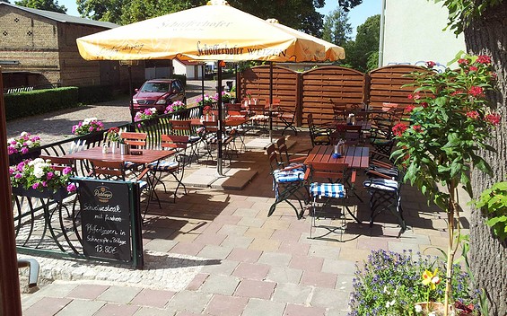 Blick auf die Terrasse, Foto: Hotel & Restaurant "Oma´s Speisekammer"