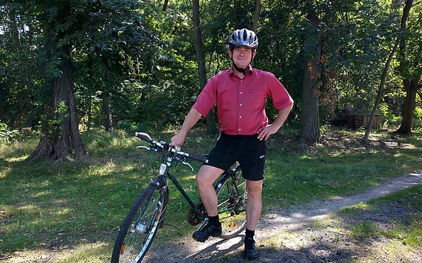 Der grüne Lutz mit Fahrrad und Helm, Foto: Steffen Lelewel