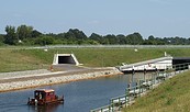 Koschener Kanal mit einem Floß © Dana Hüttner