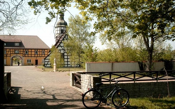 Kirche Saathain im Hintergrund, Foto: Elbe-Elster-Land
