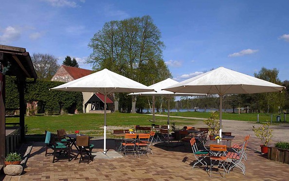 Haus des Gastes Himmelpfort - Café mit Blick auf Klosterruine und Haussee, Foto: Haus des Gastes