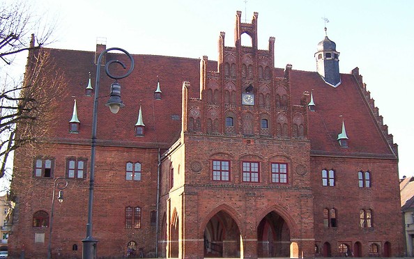 Rathaus Jüterbog mit Gerichtslaube, Foto: Stadt Jüterbog