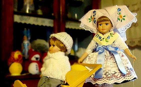 Sorbische Trachtenpuppen der Trachtenstickerei Dziumbla, Foto: Trachtenstickerei Dziumbla