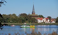 Blick über die Havel auf die Dorfkirche Geltow, Foto: Yvonne Schmiele