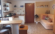Wohnzimmer mit Kochnische in einer der Ferienwohnung Janik in Eichhorst, Foto: Fam. Janik