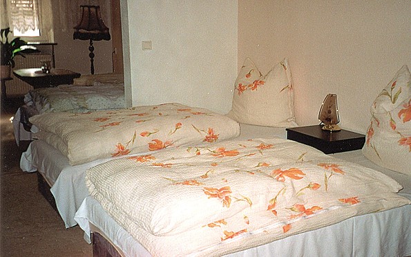 Schlafzimmer mit Blick in den offenen Wohnbereich der Ferienwohnung Schorfheide in Finowfurt, Foto: Brigitte Koch