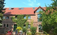 Fliederhof Syring - Seitenansicht, Foto: A. Tischer, TVF