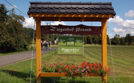 Ziegenhof Pusack - Hofeingang