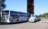 Bus und Kleinbahn Seeschlange am Aussichtsturm &quot;Rostiger Nagel&quot;, Foto: iba-tours