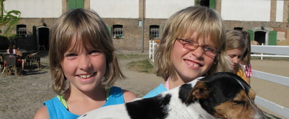 Kinder mit Hund, Foto: KI JU Reisen