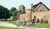 Radler vor der Stadtmauer in Wittstock, Foto: StudioProkopy