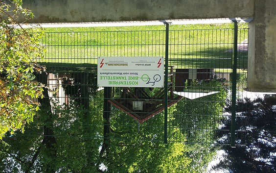 E-Bike-Ladestation am Wasserkraftwerk Grießen, Foto: Tourismusverband Niederlausitz e.V.