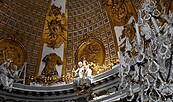 Kronleuchter im Marmorsaal von Schloss Sanssouci, Foto: Hans Bach, Lizenz: SPSG