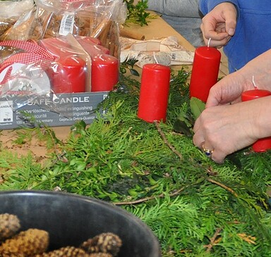 Adventsbasteln - Kränze und Gestecke aus Naturmaterialien