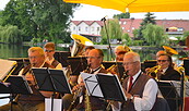 Der Musikverein Müllrose e.V. spielt am Oder-Spree-Kanal, Foto: Saskia Hoffmann, Lizenz: Stadt Müllrose/ Haus des Gastes
