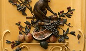 Im Vierten Gästezimmer von Schloss Sanssouci: Detail einer Holzschnitzerei, Affe, Foto: Leo Seidel, Lizenz: SPSG