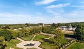 Park Sanssouci, Blick über den östlichen Lustgarten mit der kleinen Fontäne auf die Bildergalerie, im Hintergrund Schloss Sanssouci, Foto: Reinhardt & Sommer, Potsdam, Lizenz: SPSG