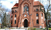 Vorplatz der Evangelischen Kirche Eichwalde, Foto: Burkhard Fritz, Lizenz: Burkhard Fritz