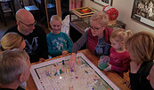 Familie Lipinski mit dem Sagenhaften Würfelspiel, Foto: Bärbel Schubert, Lizenz: Bärbel Schubert