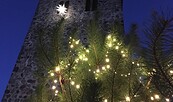 Weihnachtsbaum an der Dahlewitzer Dorfkirche, Foto: Susan Gutperl, Lizenz: Tourismusverband Fläming e.V.