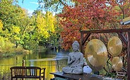 Gongs auf dem Kräuterhof mit Blick auf den Karpfenteich, Foto: Ute Bernhardt, Lizenz: Ute Bernhardt
