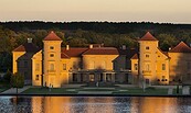 Schloss Rheinsberg in der Abenddämmerung, Foto: Leo Seidel, Lizenz: SPSG