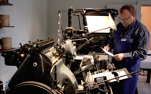 In der Letterndruckwerkstatt mit dem Buchdrucker Horst Frohmüller, Foto: Museum Neuruppin