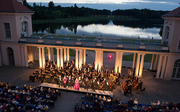 Konzert im stimmungsvollen Schlosshof, Foto: Leo Seidel, Lizenz: Musikkultur Rheinsberg