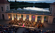 Aufführung im Rheinsberger Schlosshof, Foto: Leo Seidel, Lizenz: Musikkultur Rheinsberg