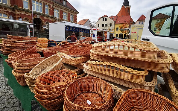 Korbwaren beim Calauer Wochenmarkt., Foto: Jan Hornhauer, Lizenz: Stadt Calau