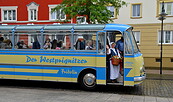 Oldie-Bus Fridolin mit Ackerbürgerin Mathilde, Foto: Gerhard Baack, Lizenz: Kultur-, Sport- und Tourismusbetrieb Wittenberge