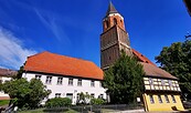 Veranstaltungsort ist das Haus der Kirchengemeinde (links im Bild)., Foto: Jan Hornhauer, Lizenz: Stadt Calau