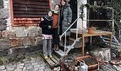 Die drei Gründerinnen stehen vor ihrem Café Apfel, Foto: Bruno Gassi, Lizenz: Felicitas Nadwornicek