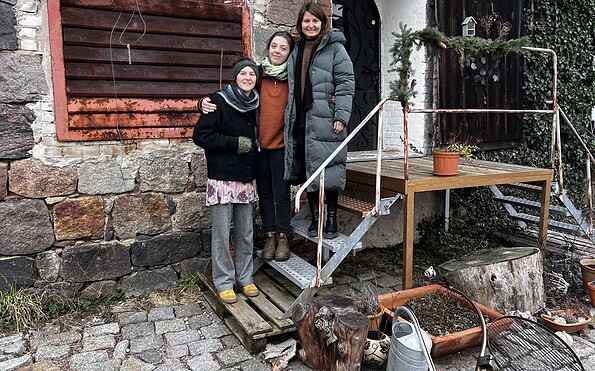Die drei Gründerinnen stehen vor ihrem Café Apfel, Foto: Bruno Gassi, Lizenz: Felicitas Nadwornicek
