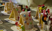 Kekshäuser bauen beim "etwas andere" Weihnachtsmarkt, Foto: Bansen/Wittig, Foto: Bansen/Wittig
